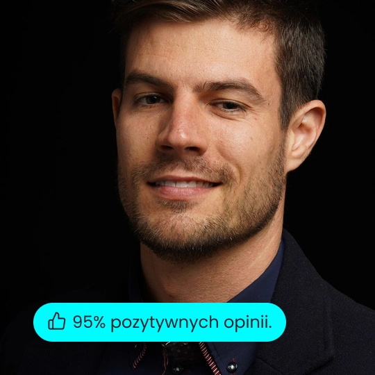 Studio zdjęciowe pewnego siebie mężczyzny z brodą, ubranego w zieloną koszulę i czarną marynarkę, na ciemnym, neutralnym tle.